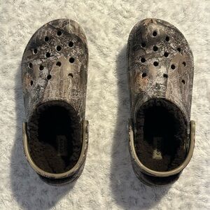 Fluffy camouflage Crocs